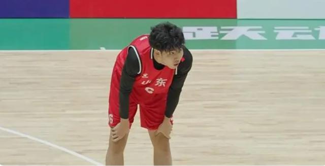 球天下体育直播-【人物】三大球赛场的明星 张博源引领中国篮球未来