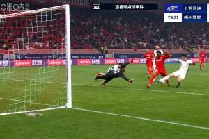 加布里埃尔门前补射被放倒，裁判经VAR确认后判罚没有点球